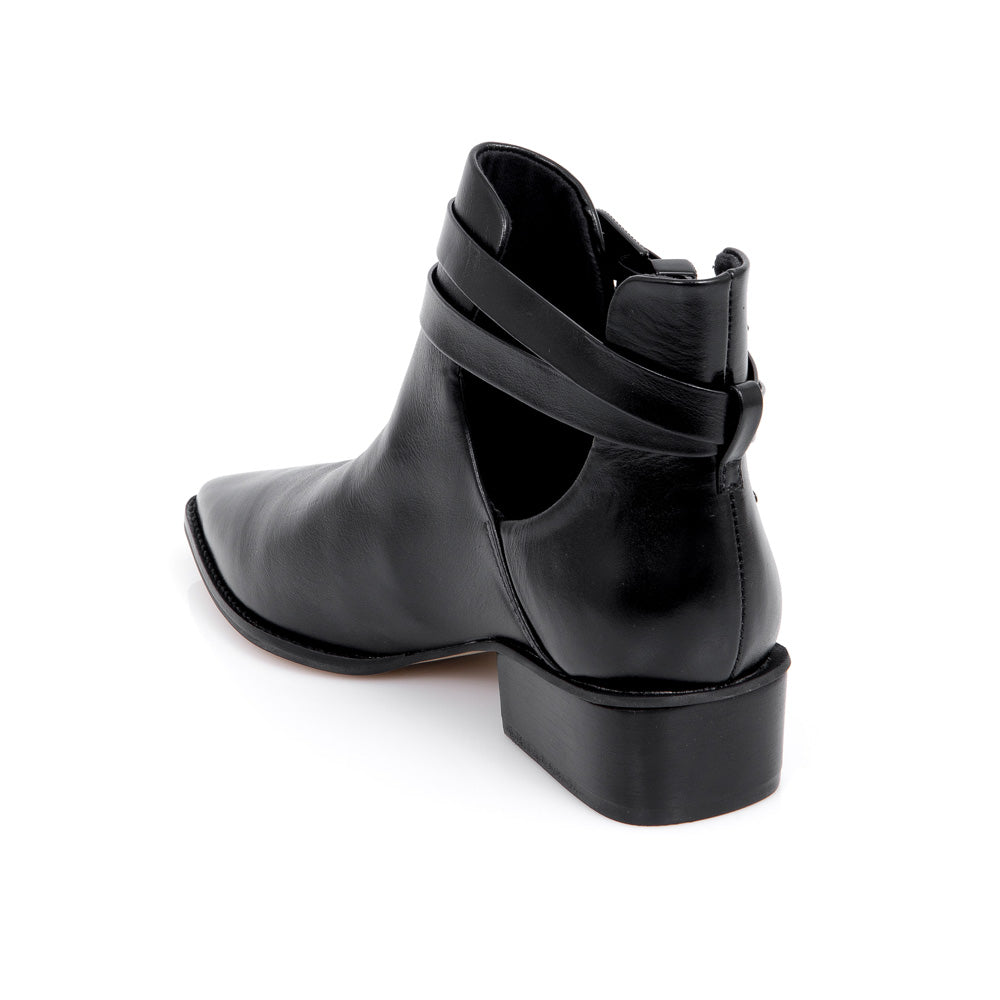 BOTA CANO CURTO PRETA DE COURO